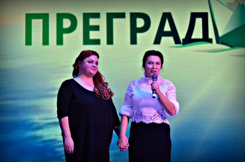В Государственном академическом музыкальном театре Республики Крым Арина Новосельская вручила специальные призы талантливым участникам конкурса общественного признания «Преград нет».