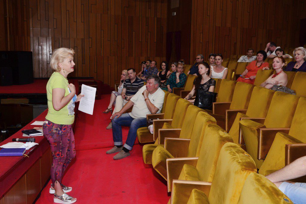 «Ничто не стягивает теснее узы дружбы, чем театр»