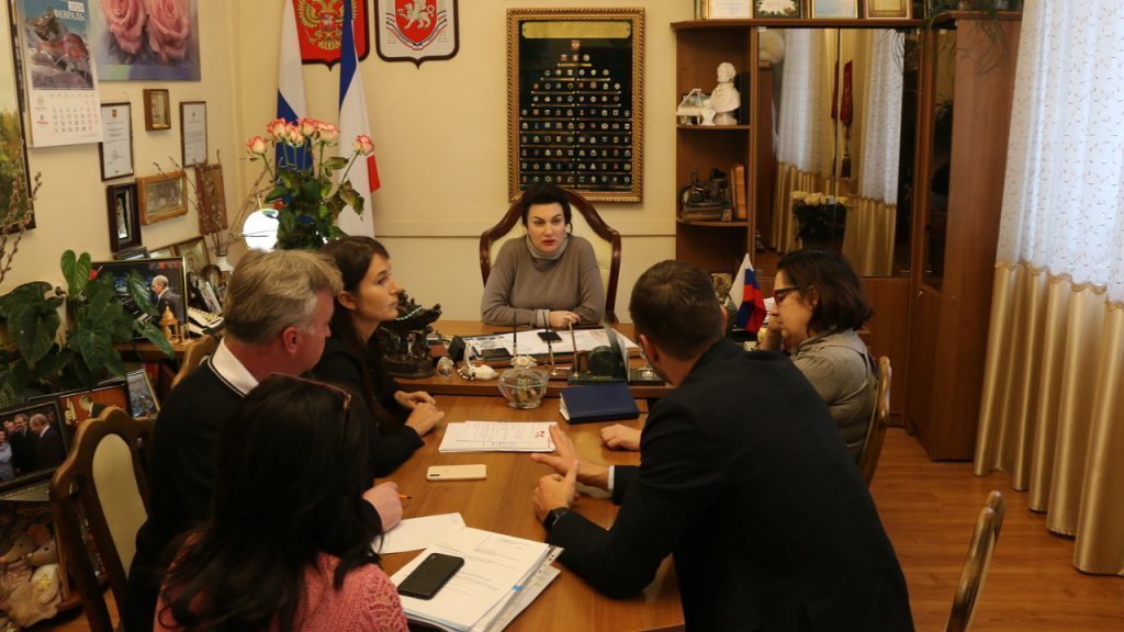Арина Новосельская провела встречу с организатором масштабного культурного проекта — Севастопольского Офицерского Бала